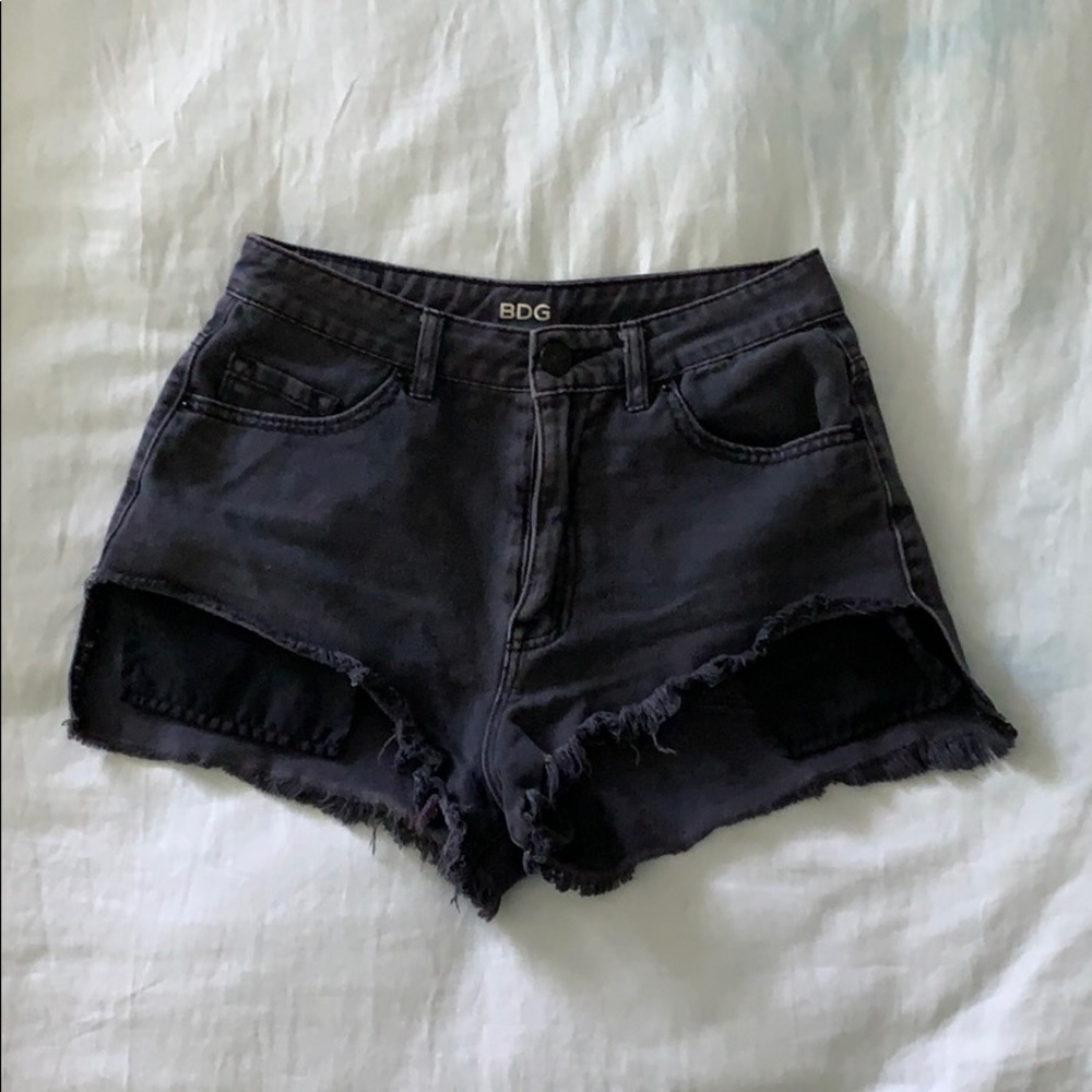 BDG “Lou” High-Rise Distressed Hi-Low Shortie